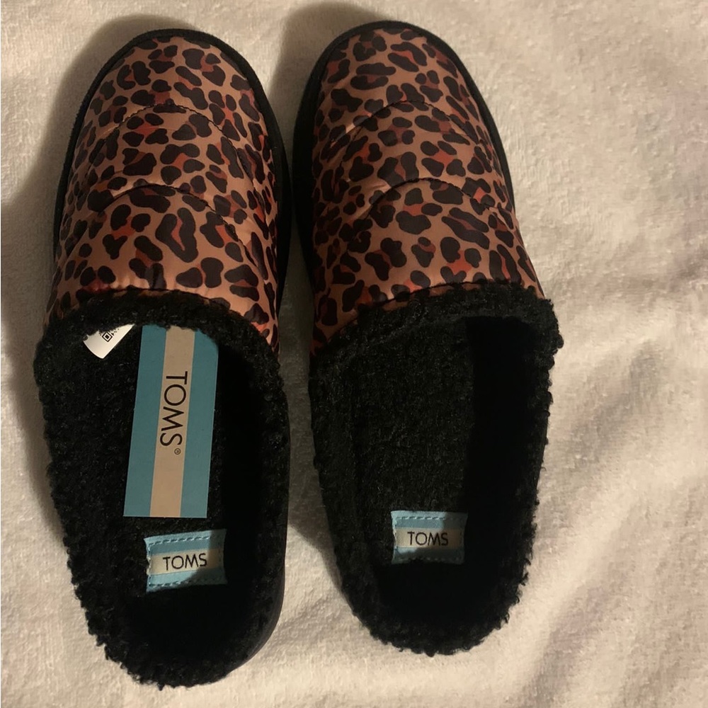 Toms leopard print slippers